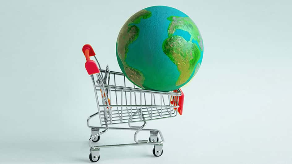 Immagine di un piccolo carrello della spesa con sopra il globo terrestre per il servizio Environmental Product Declaration. Sfondo azzurro.